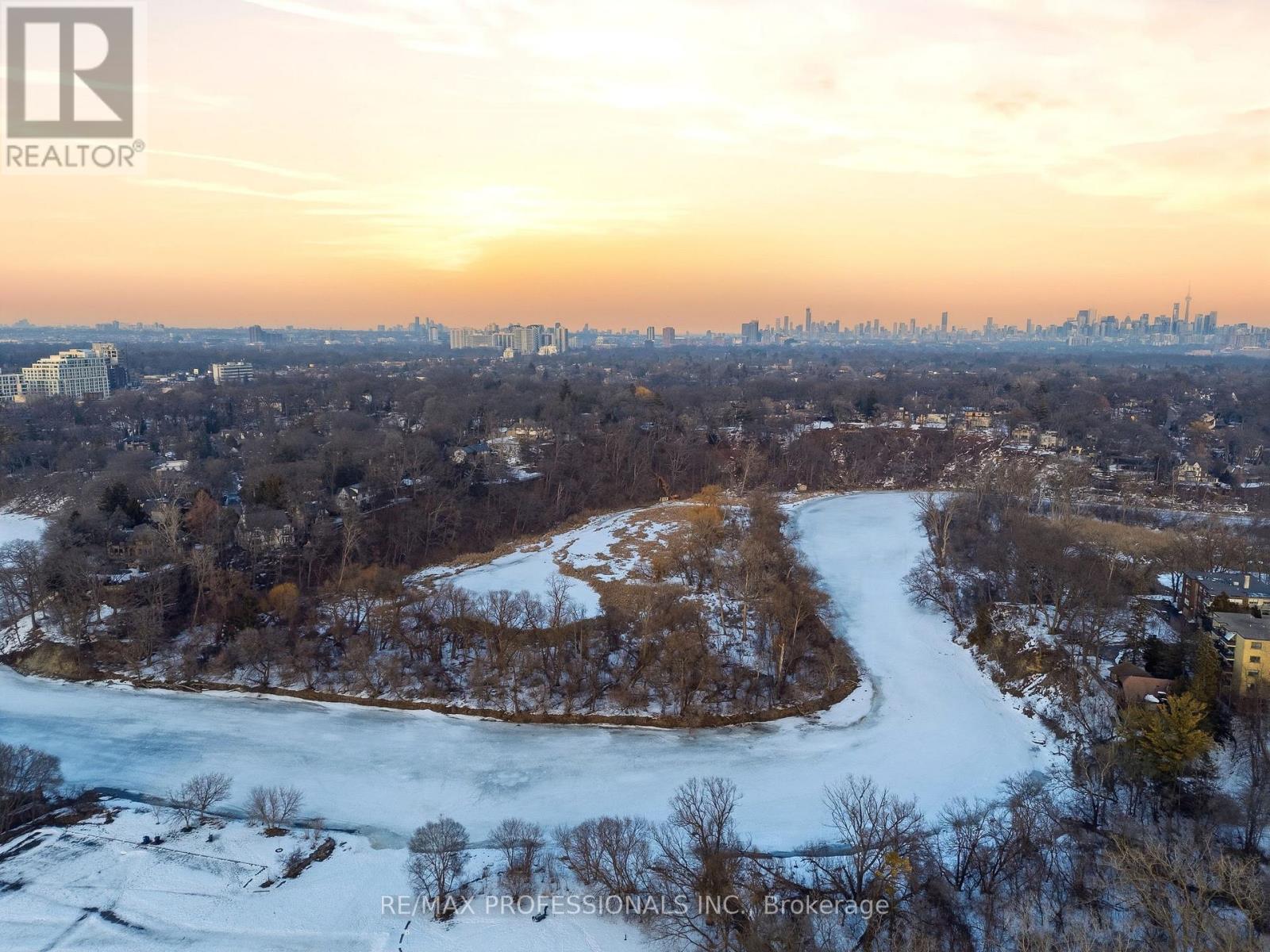 21 Ivy Lea Crescent, Toronto (Stonegate-Queensway), Ontario  M8Y 2B5 - Photo 49 - W12849012