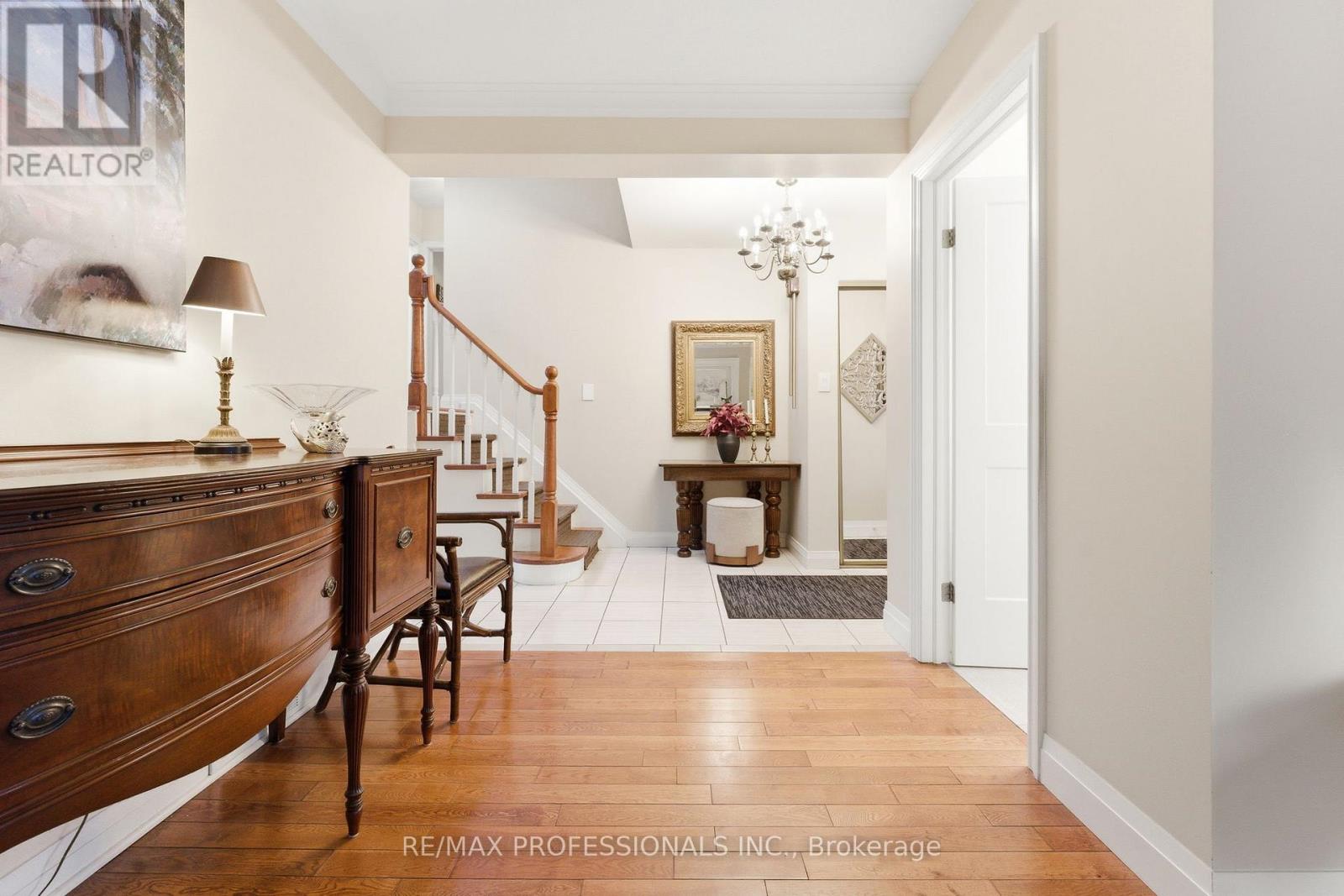 21 Ivy Lea Crescent, Toronto (Stonegate-Queensway), Ontario  M8Y 2B5 - Photo 5 - W12849012