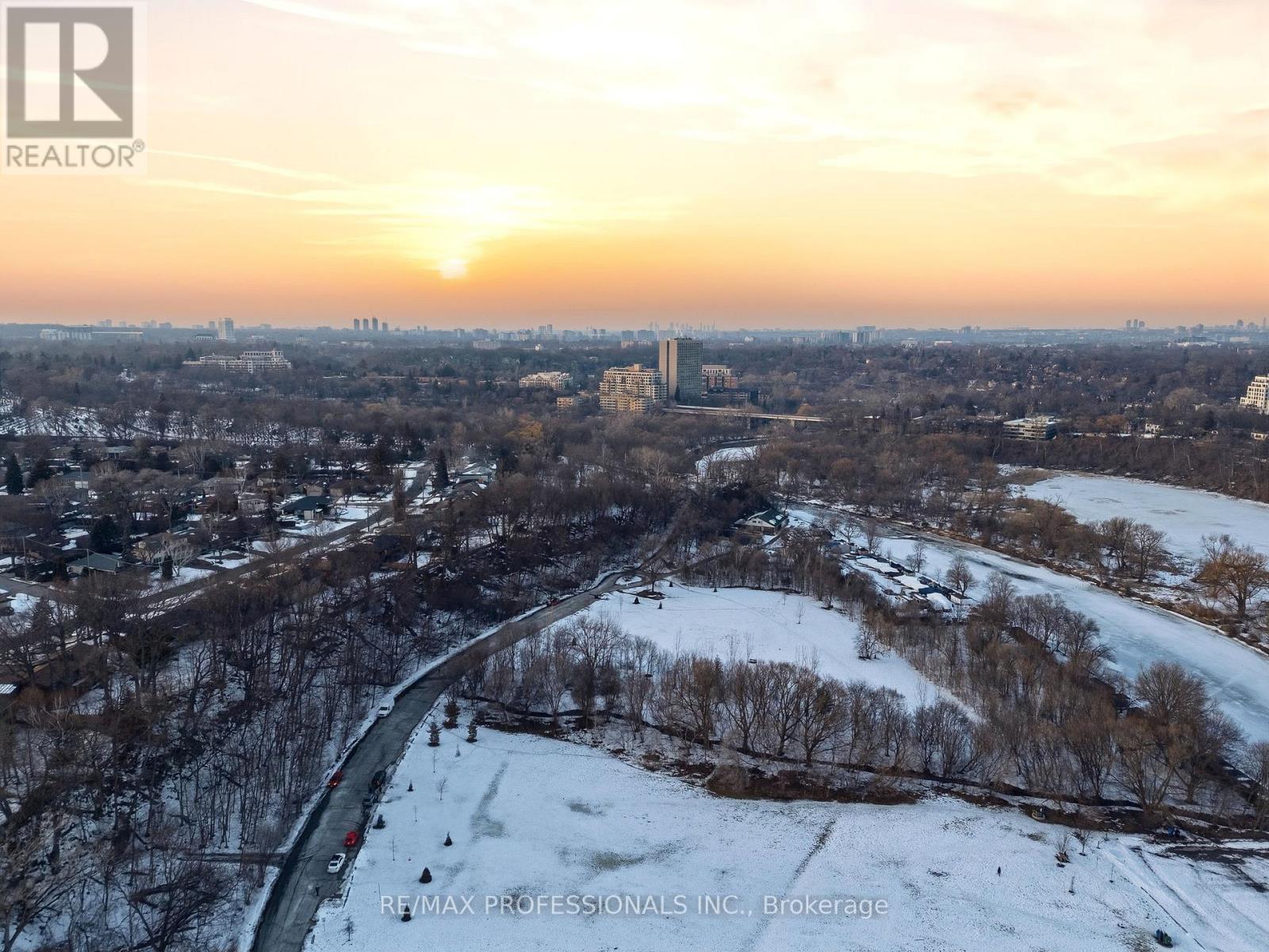 21 Ivy Lea Crescent, Toronto (Stonegate-Queensway), Ontario  M8Y 2B5 - Photo 50 - W12849012