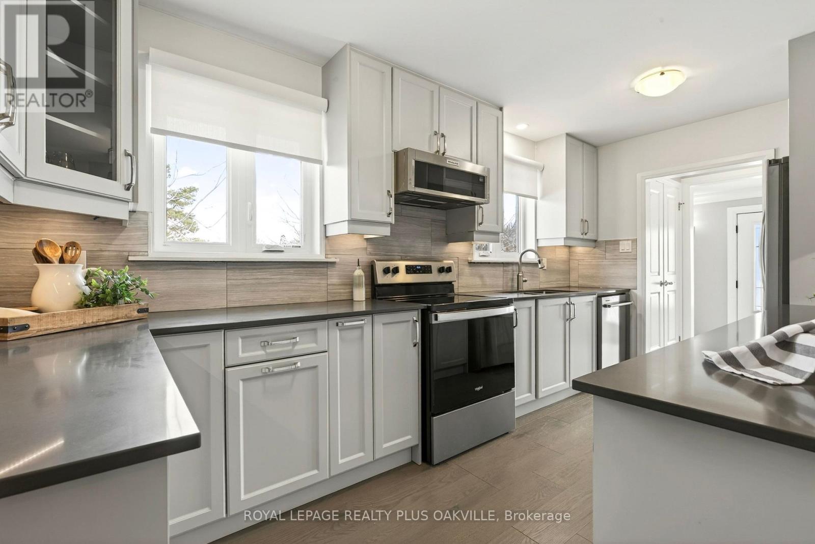 1284 Pallatine Drive, Oakville, Ontario  L6H 1Z2 - Photo 16 - W12849024