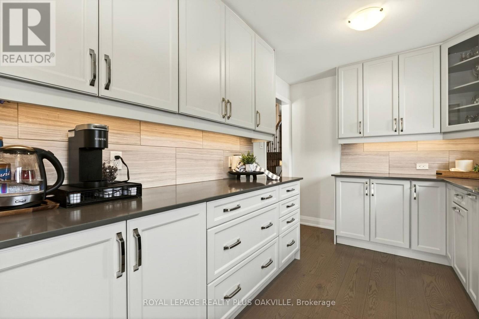 1284 Pallatine Drive, Oakville, Ontario  L6H 1Z2 - Photo 18 - W12849024