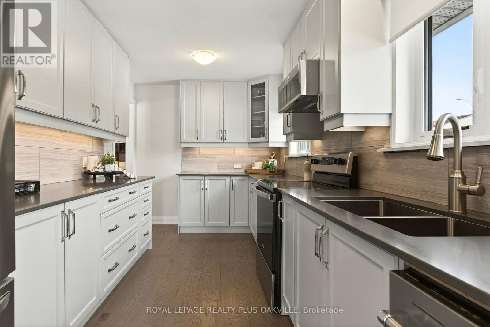 1284 Pallatine Drive, Oakville, Ontario  L6H 1Z2 - Photo 19 - W12849024