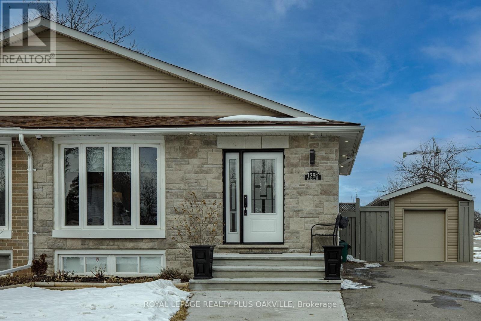 1284 Pallatine Drive, Oakville, Ontario  L6H 1Z2 - Photo 2 - W12849024