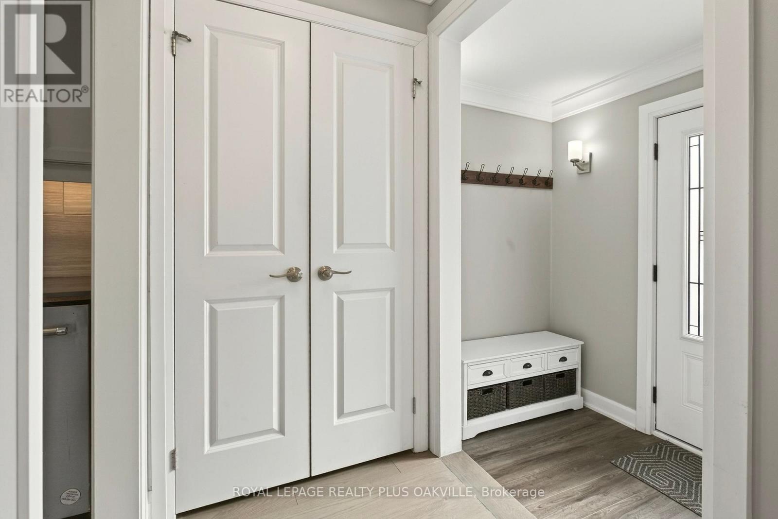 1284 Pallatine Drive, Oakville, Ontario  L6H 1Z2 - Photo 6 - W12849024