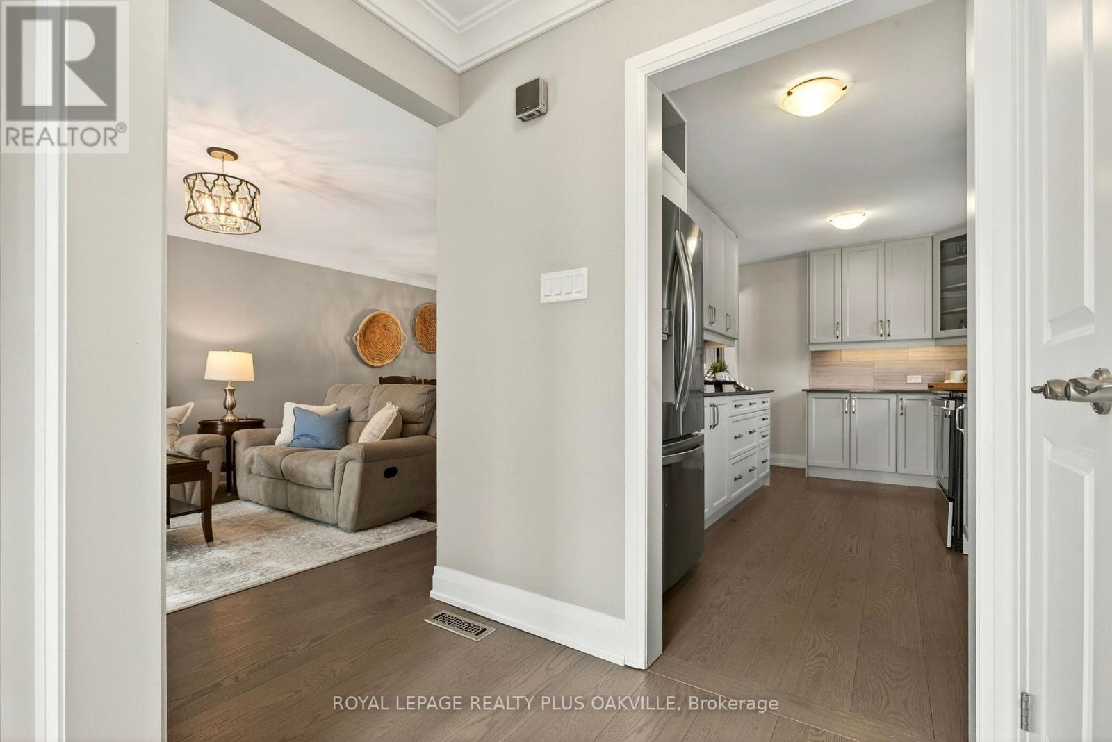 1284 Pallatine Drive, Oakville, Ontario  L6H 1Z2 - Photo 9 - W12849024