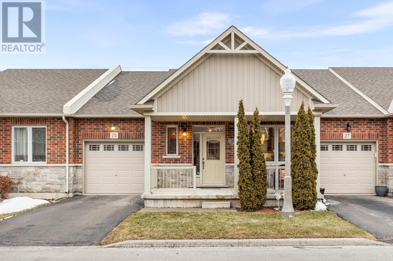 25 STICKLAND LANE, Hamilton, Ontario