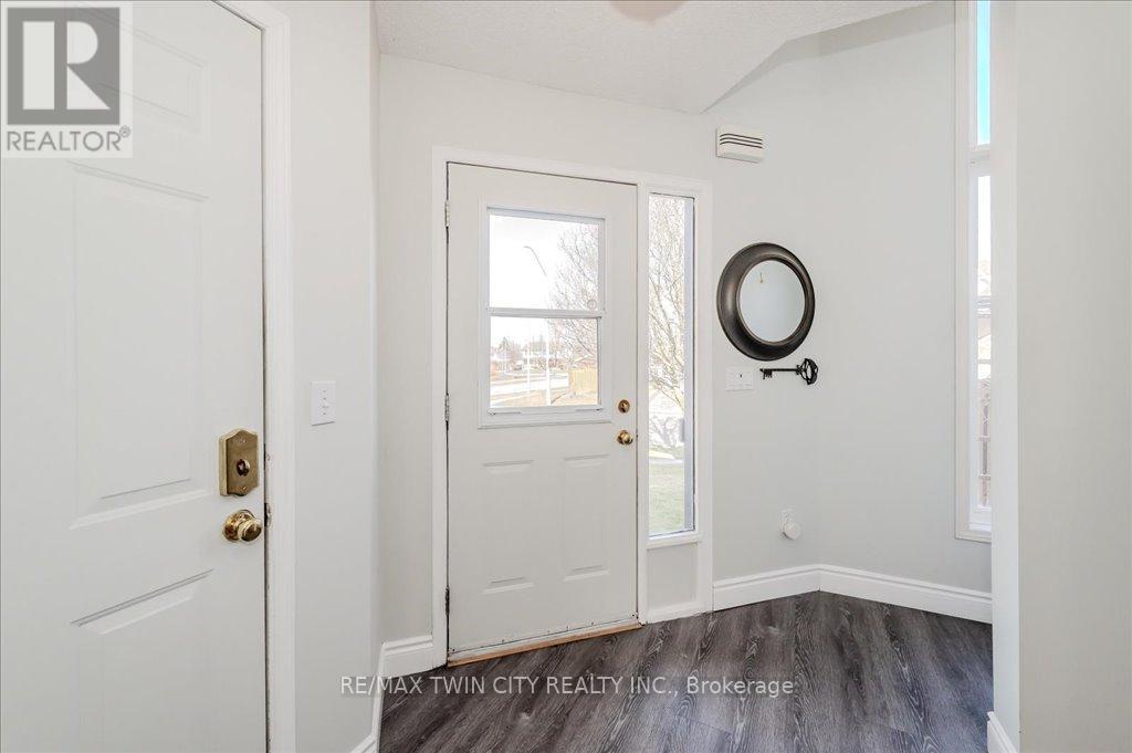 11 Acorn Way W, Cambridge, Ontario  N1R 8M3 - Photo 4 - X12848962