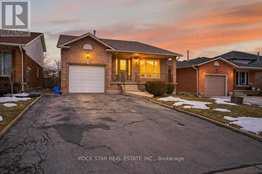 18 Hillgarden Drive, Hamilton, Ontario  L8J 2S4 - Photo 2 - X12848996