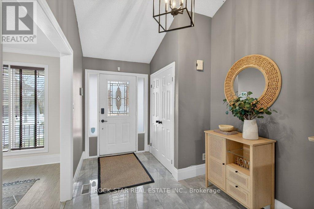 18 Hillgarden Drive, Hamilton, Ontario  L8J 2S4 - Photo 3 - X12848996