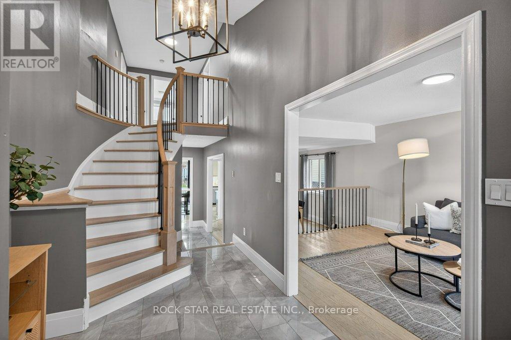 18 Hillgarden Drive, Hamilton, Ontario  L8J 2S4 - Photo 4 - X12848996