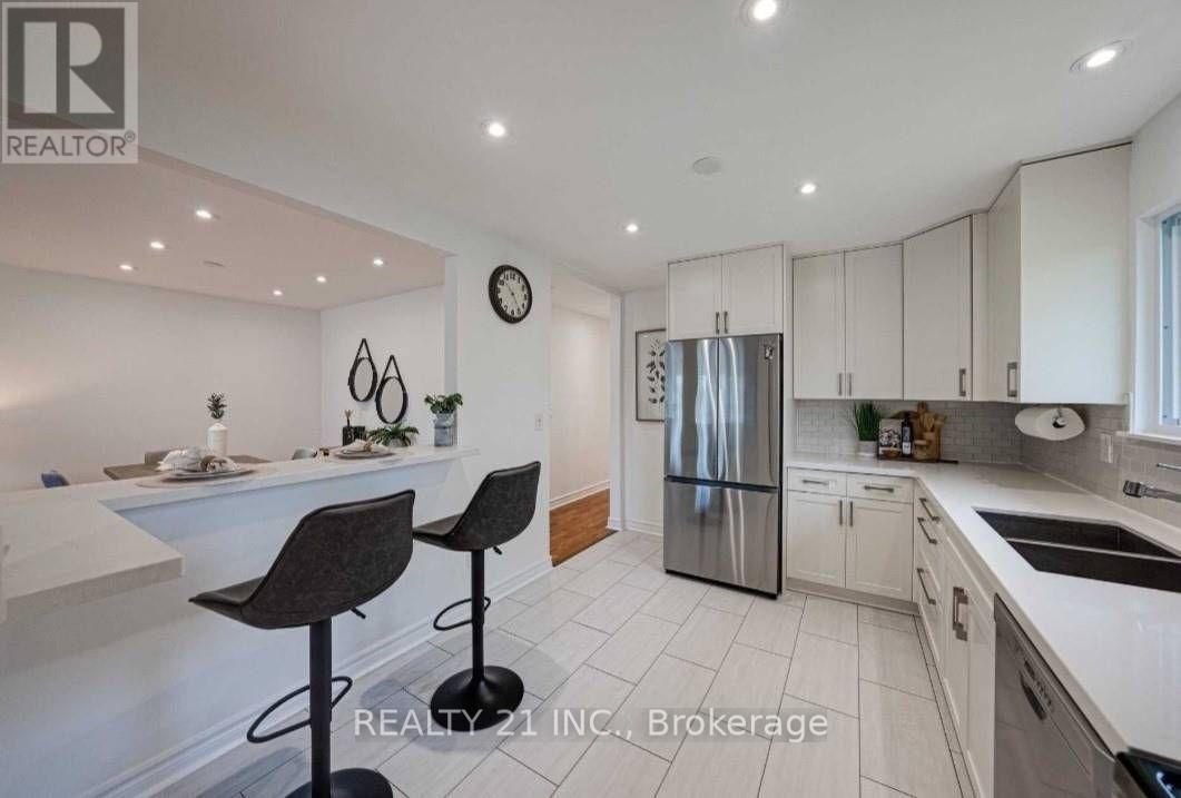 812 Sanok Drive, Pickering (West Shore), Ontario  L1W 2P9 - Photo 2 - E12849150