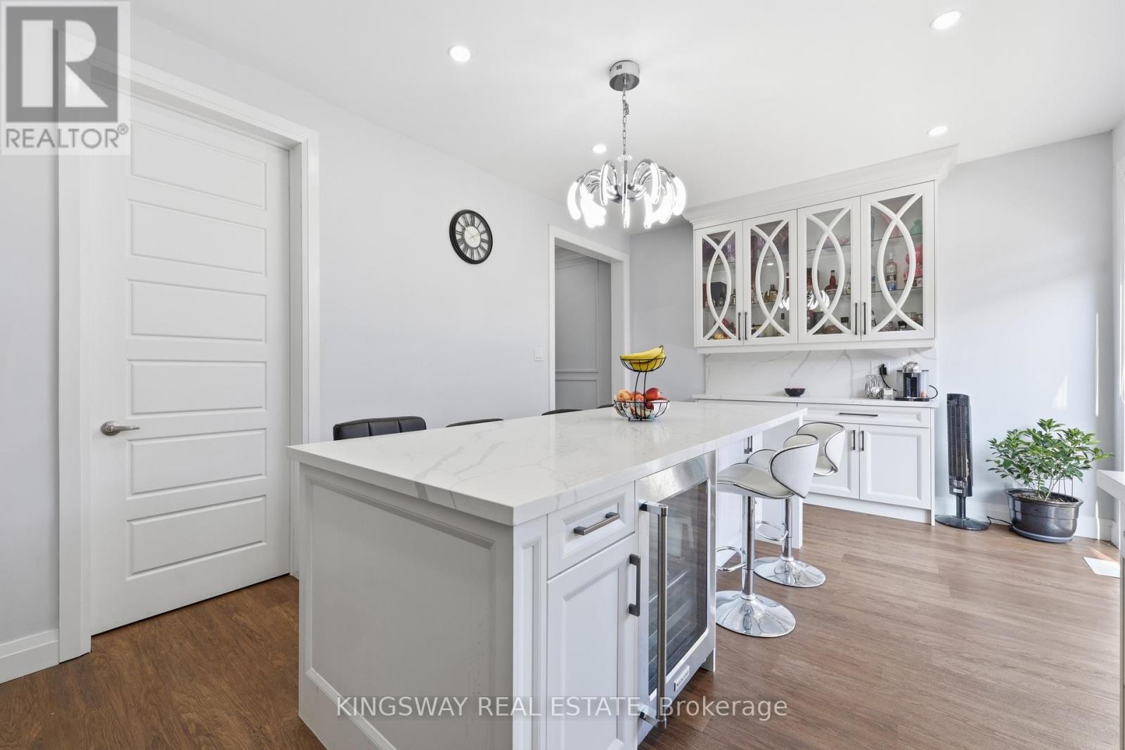 975 Whitlock Avenue, Milton (Cb Cobban), Ontario  L9E 1S9 - Photo 3 - W12849184