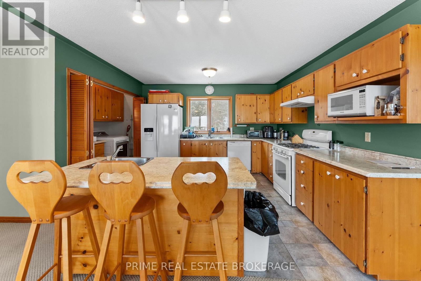 9856 Huron Place, Lambton Shores (Grand Bend), Ontario  N0M 1T0 - Photo 14 - X12849344