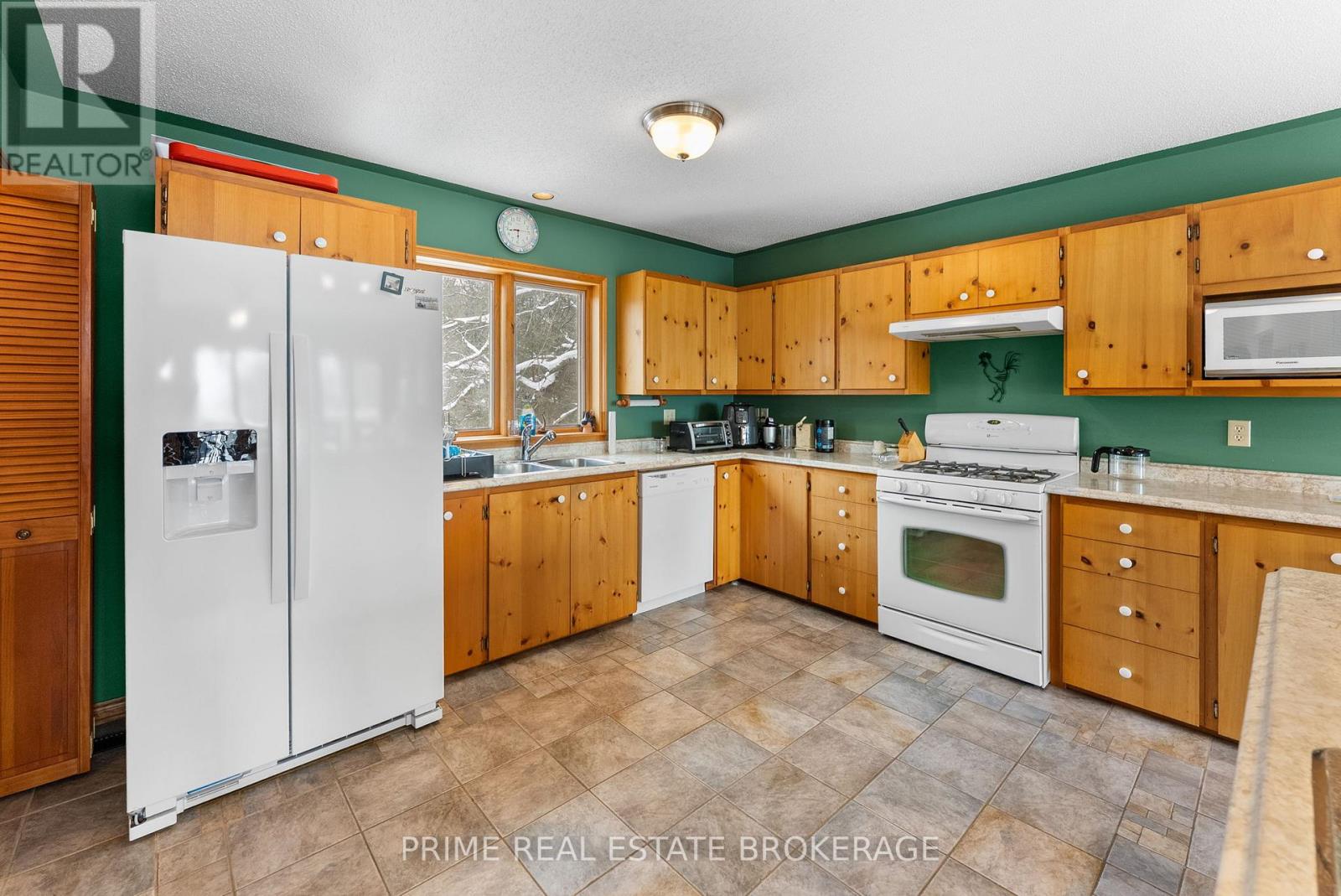 9856 Huron Place, Lambton Shores (Grand Bend), Ontario  N0M 1T0 - Photo 15 - X12849344