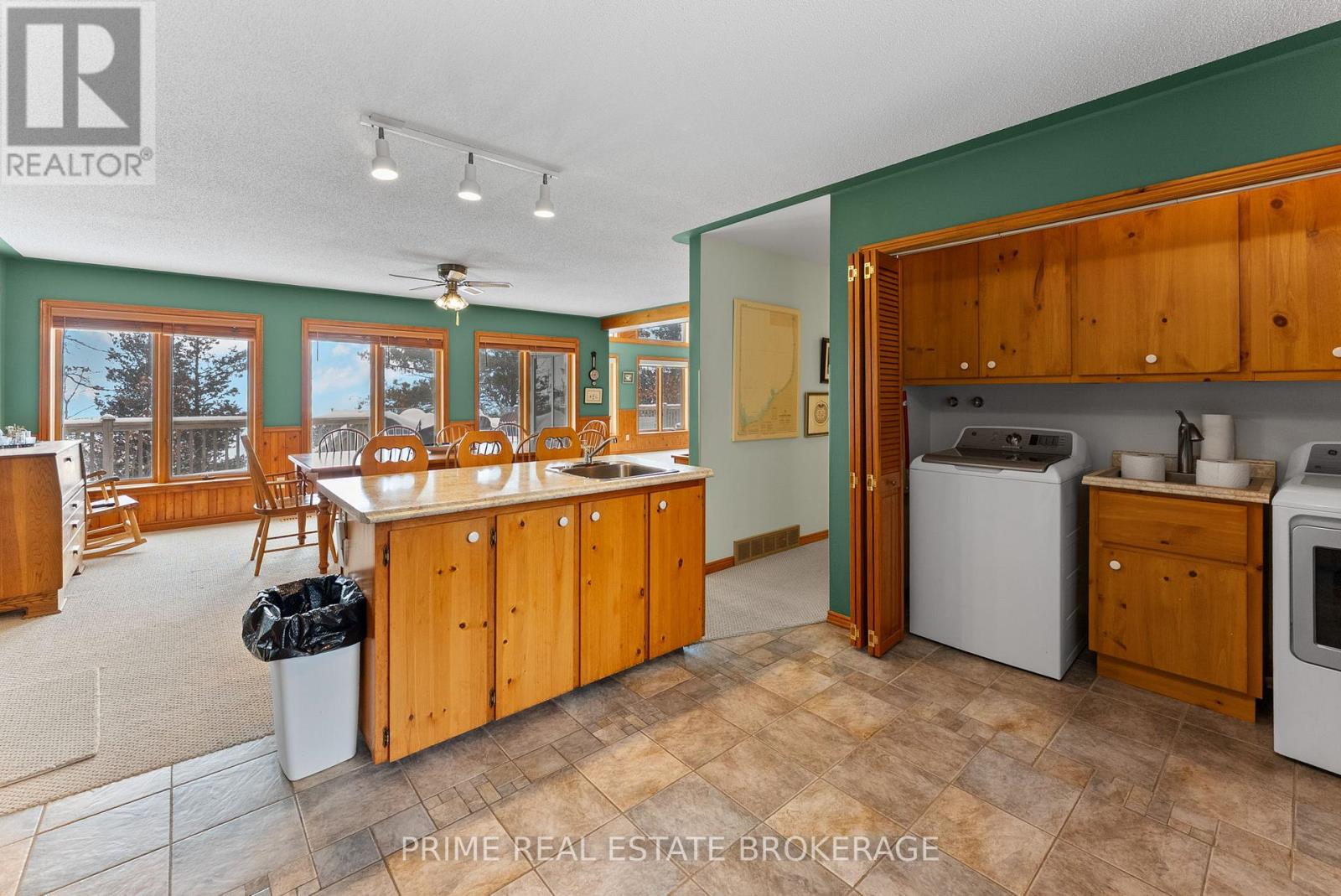 9856 Huron Place, Lambton Shores (Grand Bend), Ontario  N0M 1T0 - Photo 16 - X12849344