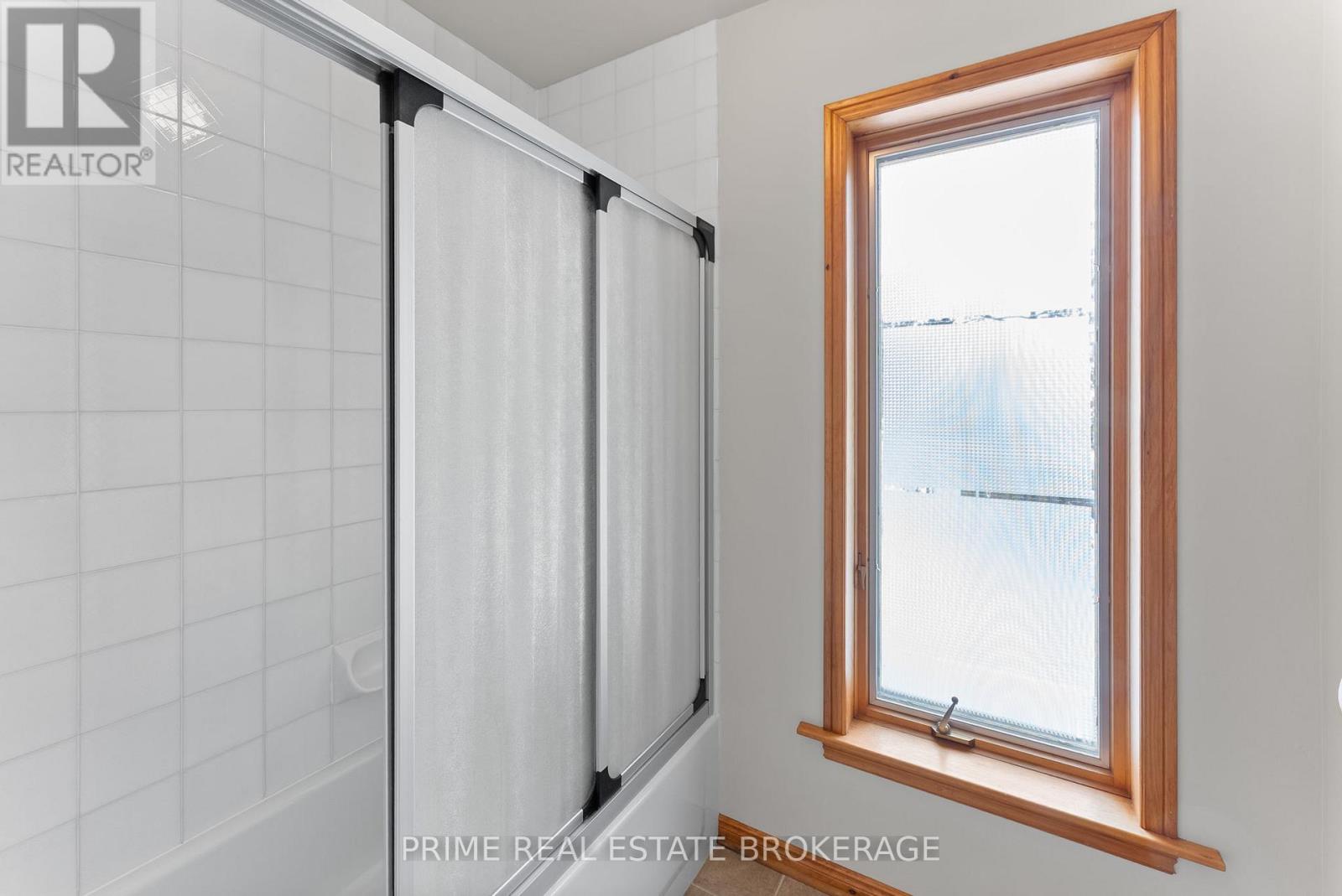 9856 Huron Place, Lambton Shores (Grand Bend), Ontario  N0M 1T0 - Photo 28 - X12849344