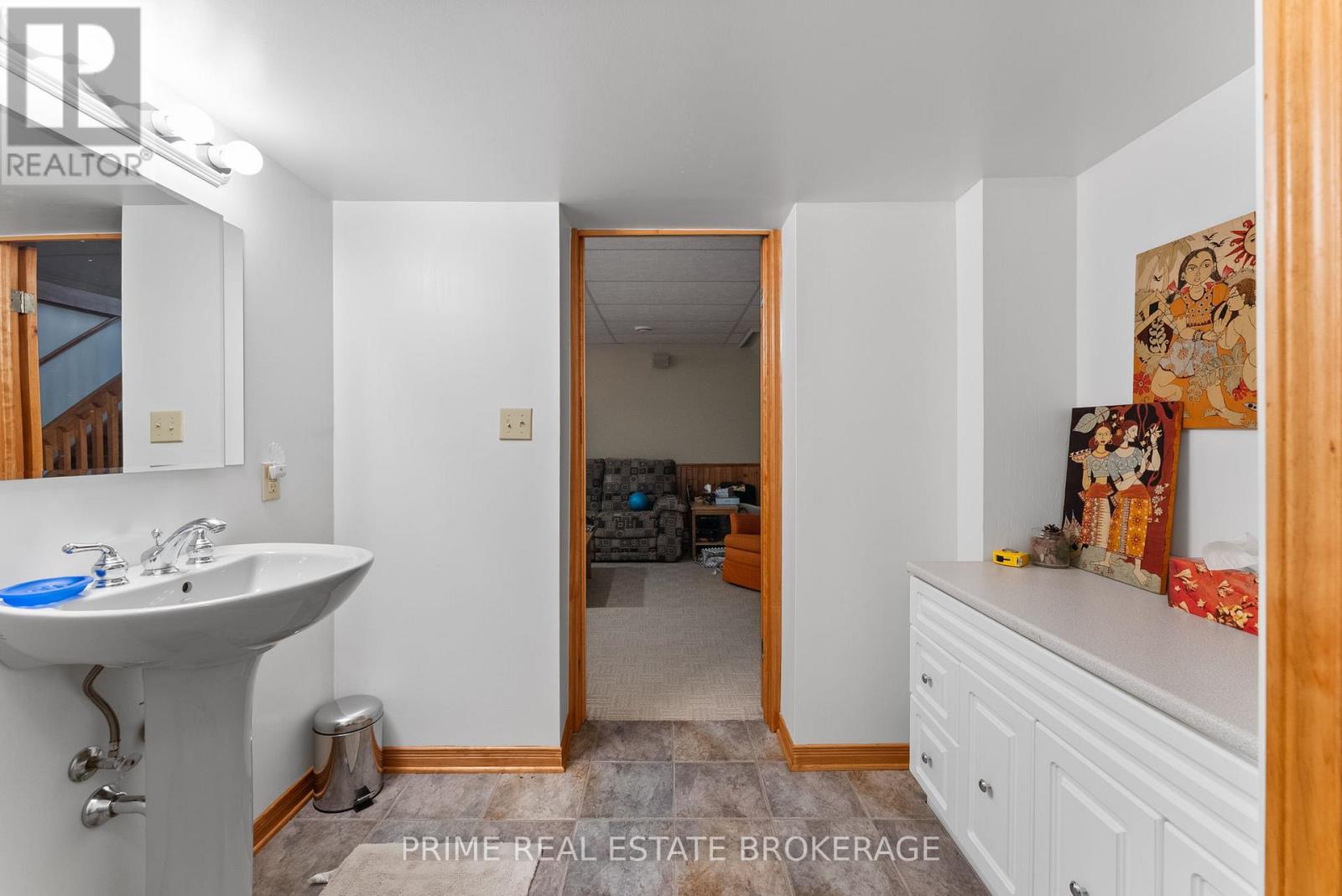 9856 Huron Place, Lambton Shores (Grand Bend), Ontario  N0M 1T0 - Photo 37 - X12849344