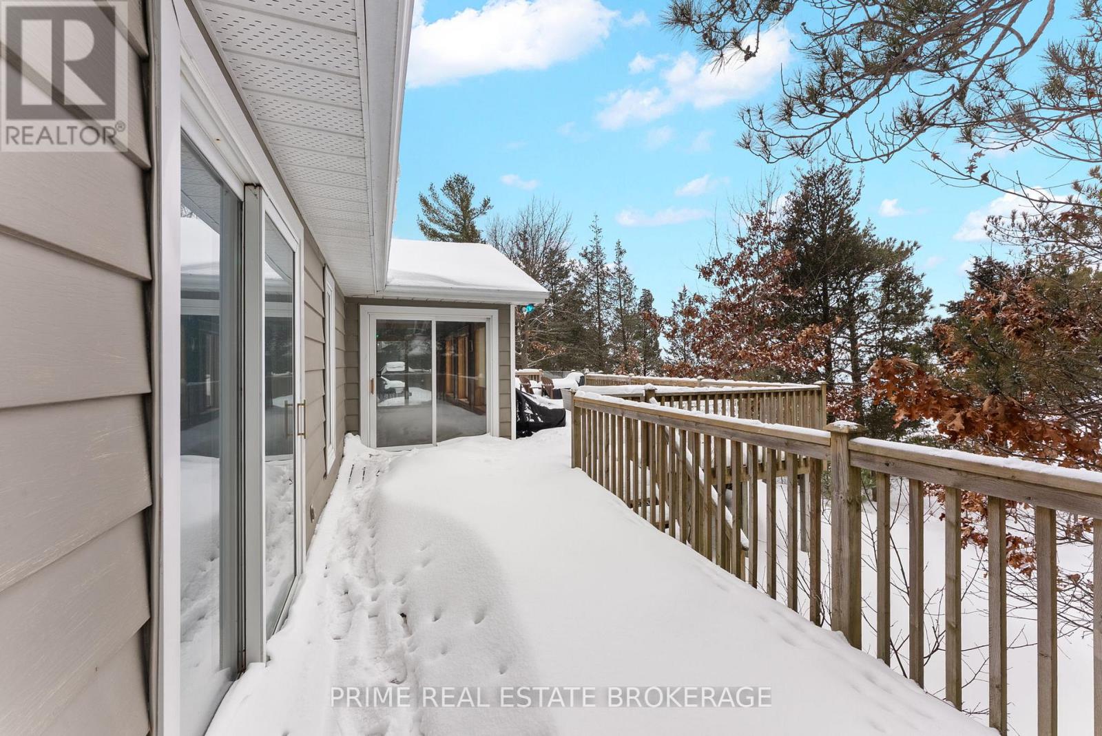 9856 Huron Place, Lambton Shores (Grand Bend), Ontario  N0M 1T0 - Photo 45 - X12849344