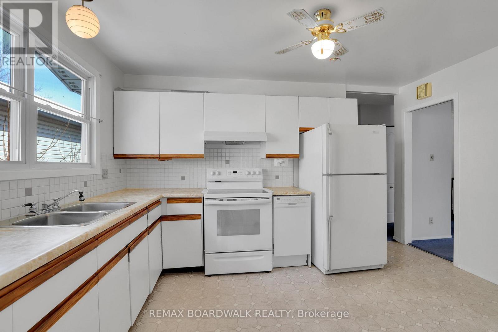 116 Old Colony Road, Ottawa, Ontario  K2L 1M2 - Photo 15 - X12849386