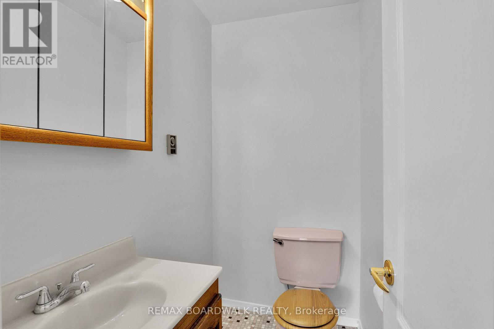 116 Old Colony Road, Ottawa, Ontario  K2L 1M2 - Photo 21 - X12849386