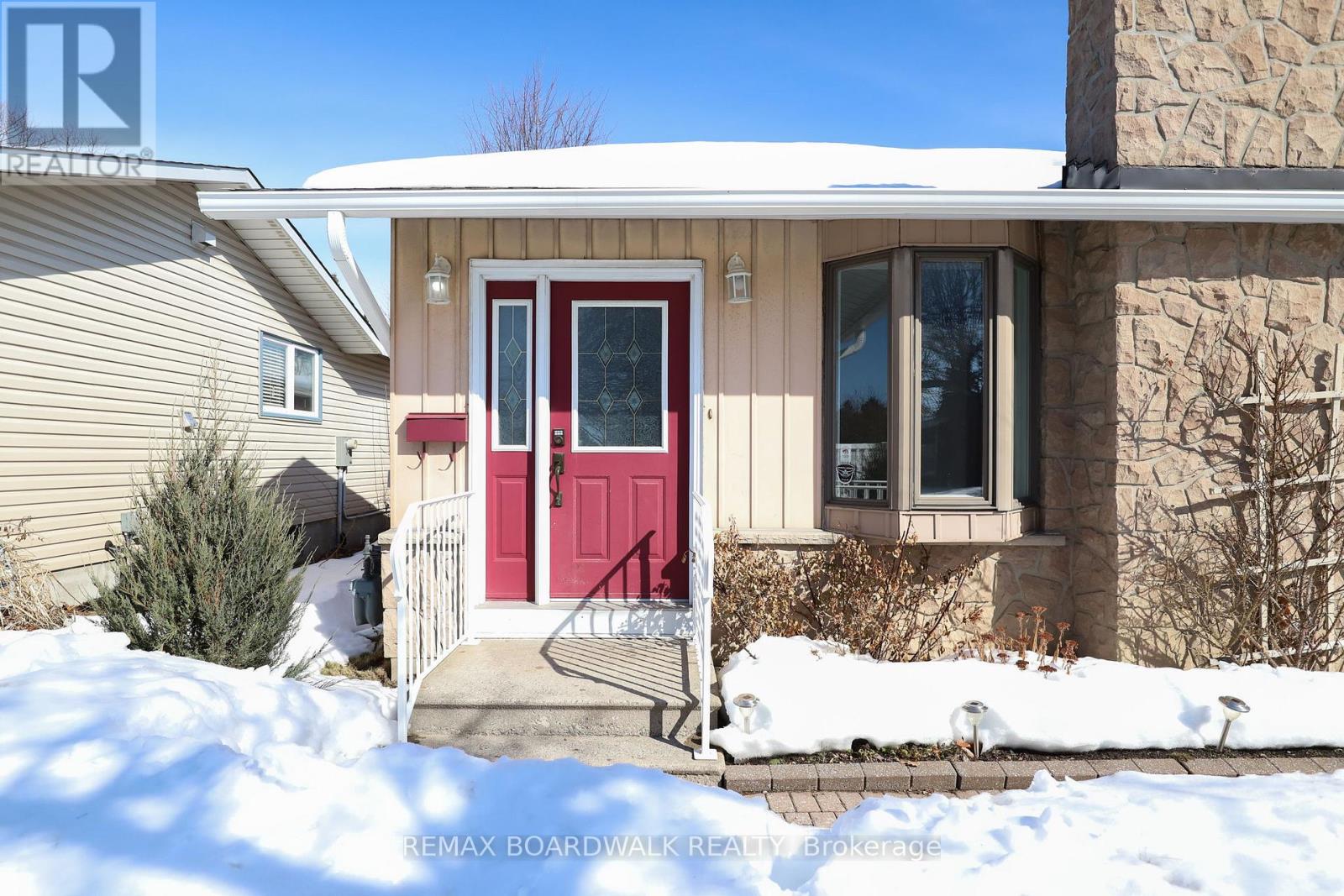 116 Old Colony Road, Ottawa, Ontario  K2L 1M2 - Photo 8 - X12849386