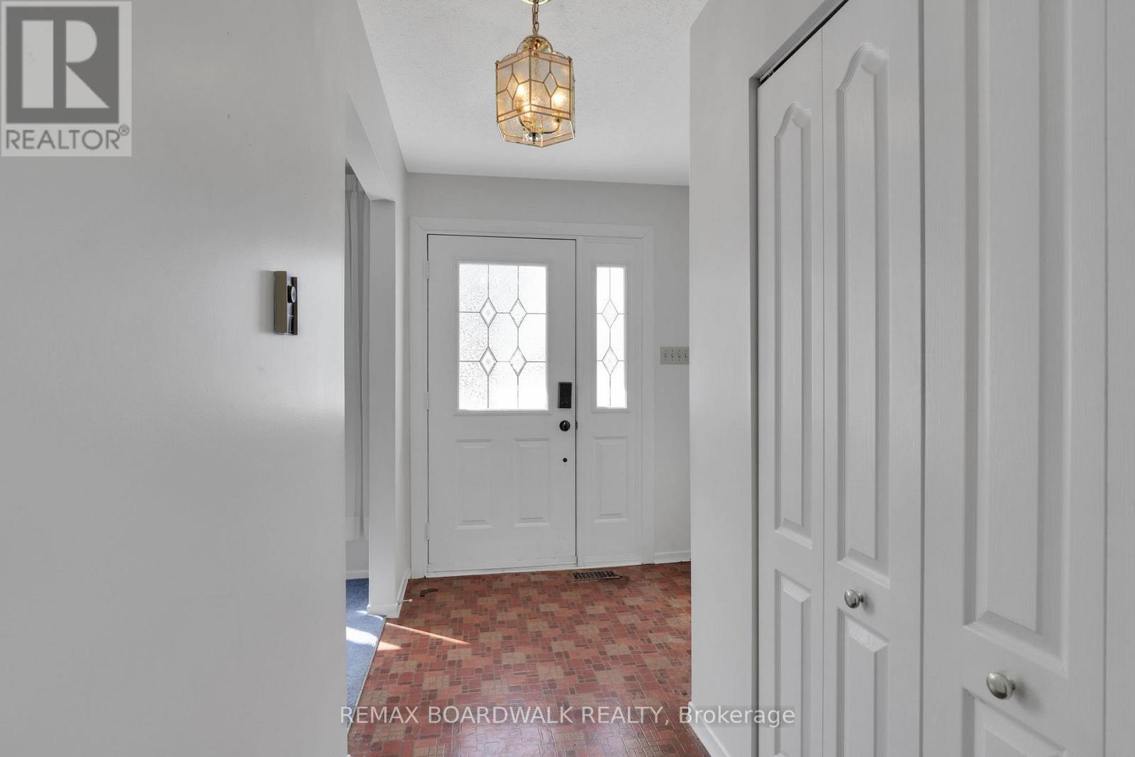 116 Old Colony Road, Ottawa, Ontario  K2L 1M2 - Photo 9 - X12849386