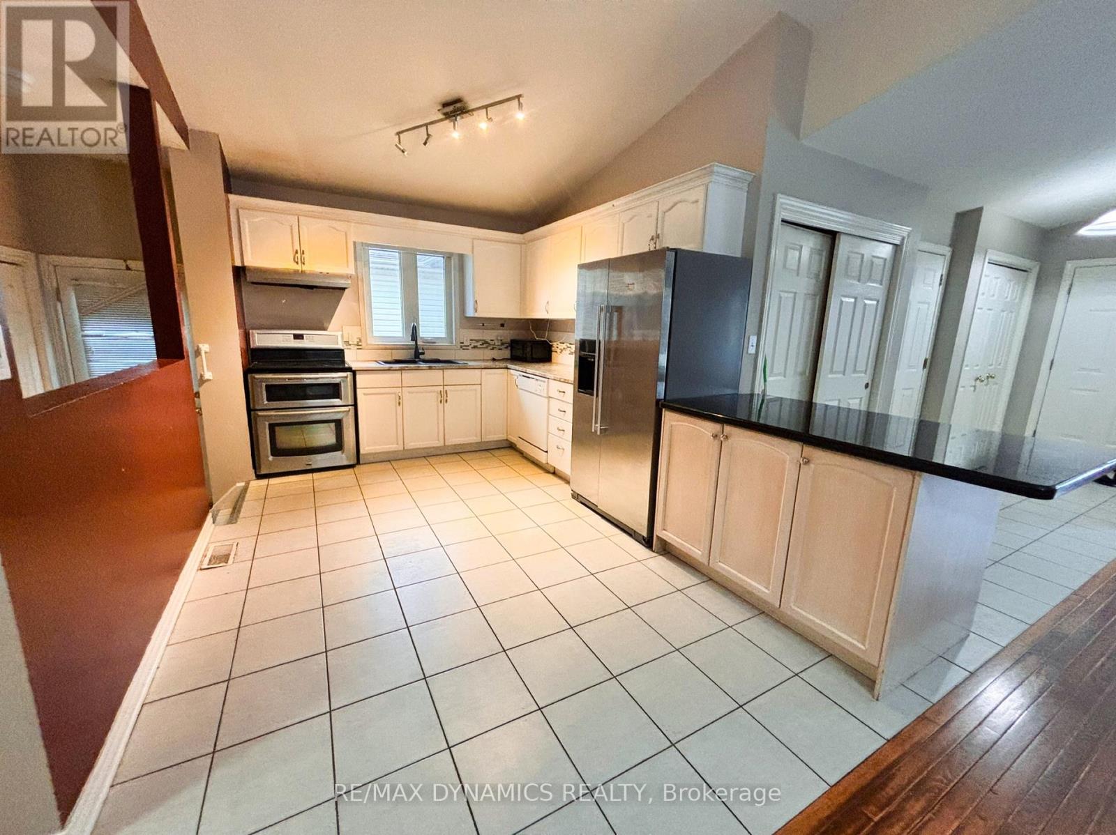 7984 Grossi Court, Niagara Falls (Mt. Carmel), Ontario  L2H 3G8 - Photo 4 - X12849282