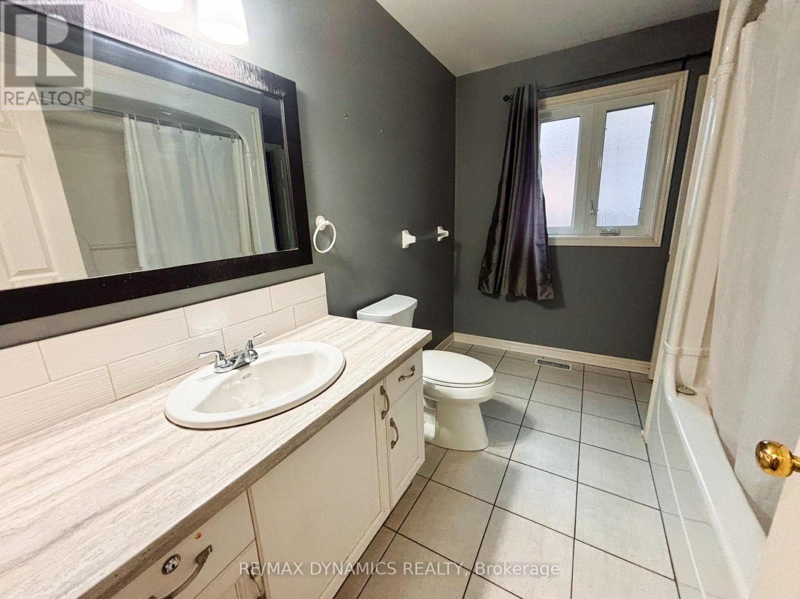 7984 Grossi Court, Niagara Falls (Mt. Carmel), Ontario  L2H 3G8 - Photo 9 - X12849282