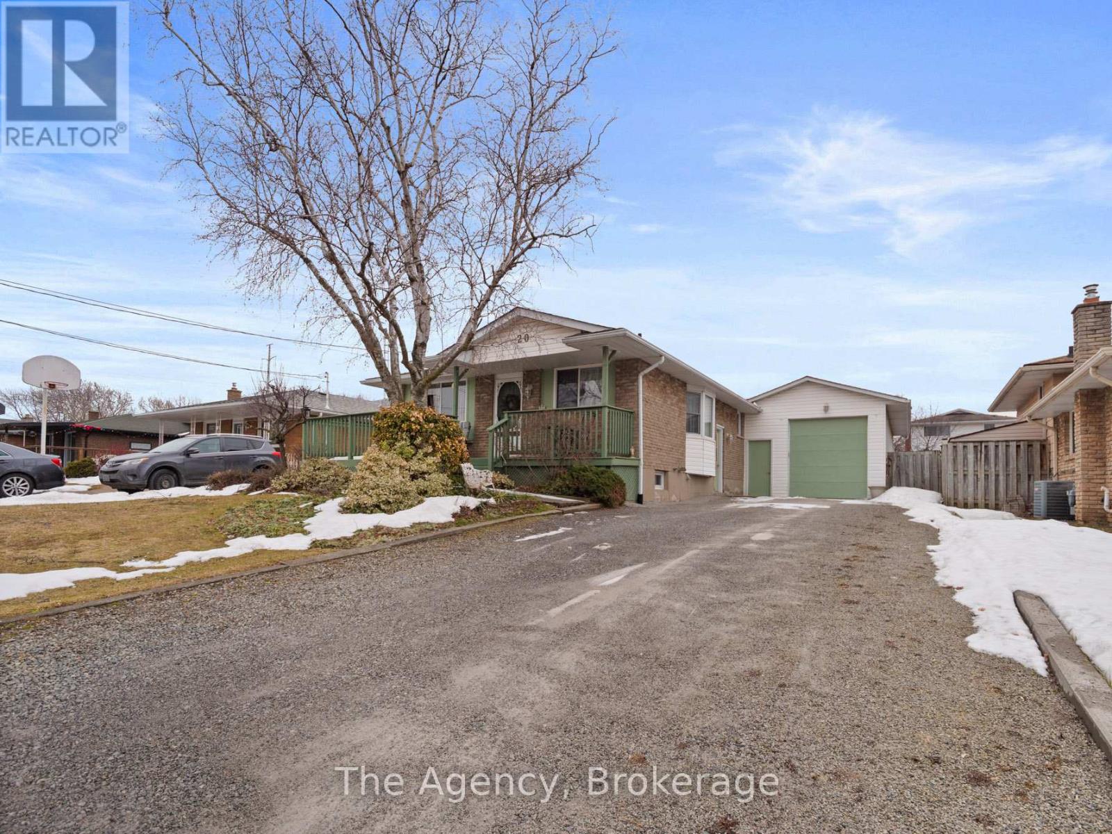 20 Brackencrest Road, St. Catharines (Secord Woods), Ontario  L2P 3K8 - Photo 3 - X12849650