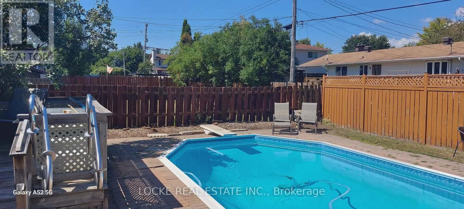 279 Hoylake Crescent, Ottawa, Ontario  K1E 1M1 - Photo 3 - X12848846