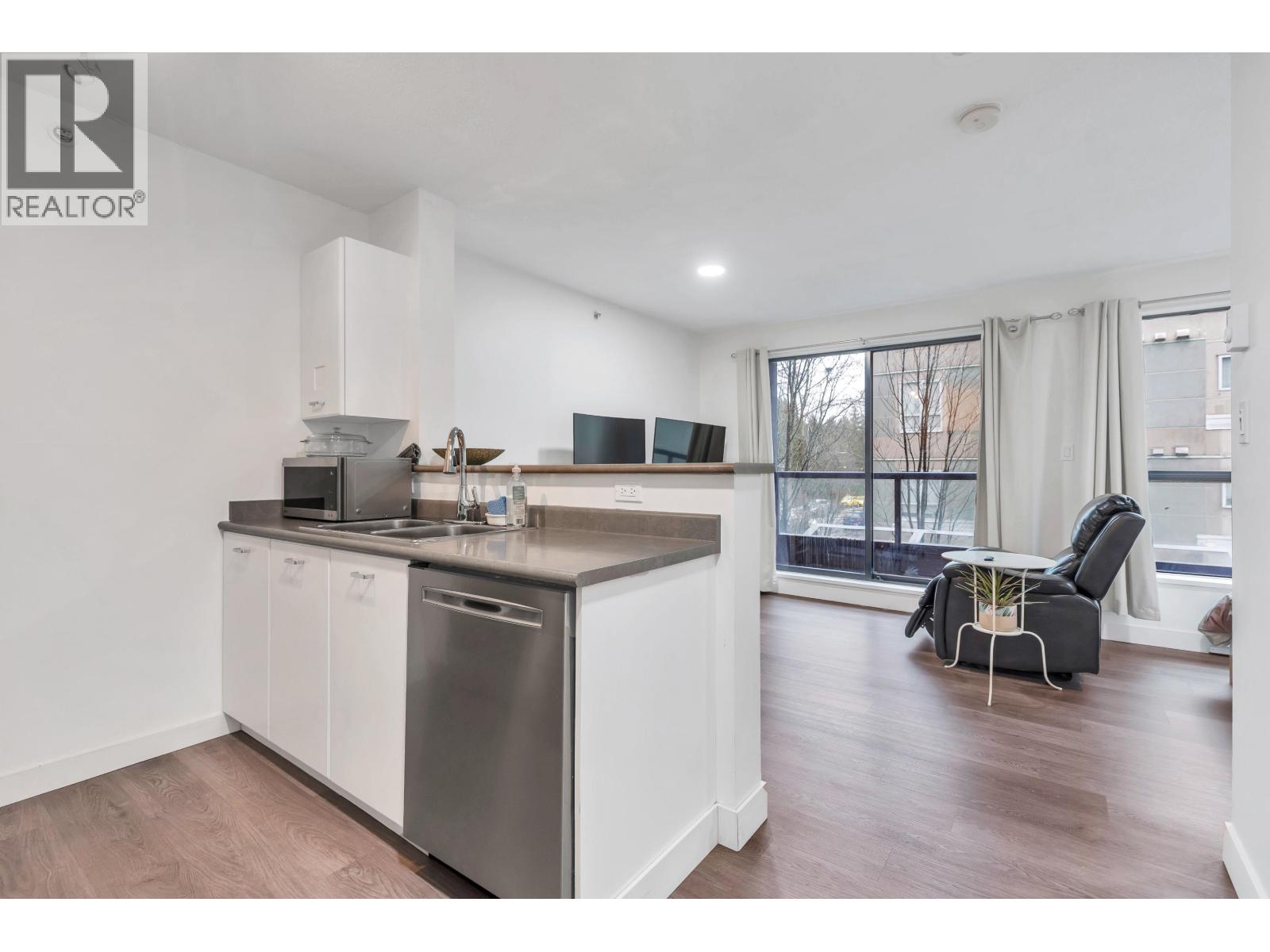 Listing Picture 5 of 35 : 205 3438 VANNESS AVENUE, Vancouver / 溫哥華 - 魯藝地產 Yvonne Lu Group - MLS Medallion Club Member