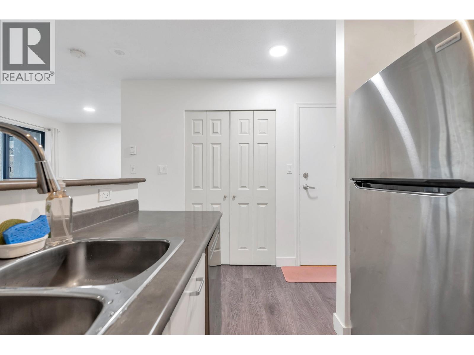 Listing Picture 9 of 35 : 205 3438 VANNESS AVENUE, Vancouver / 溫哥華 - 魯藝地產 Yvonne Lu Group - MLS Medallion Club Member