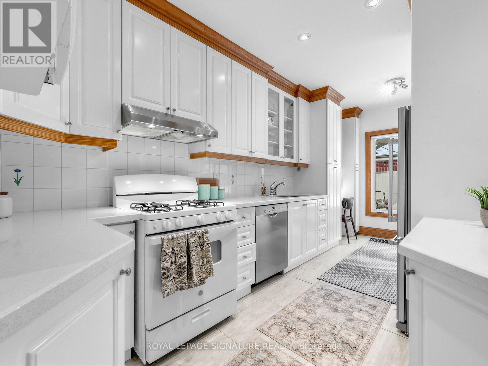 211 Arlington Avenue, Toronto, Ontario  M6C 2Z4 - Photo 9 - C12849506