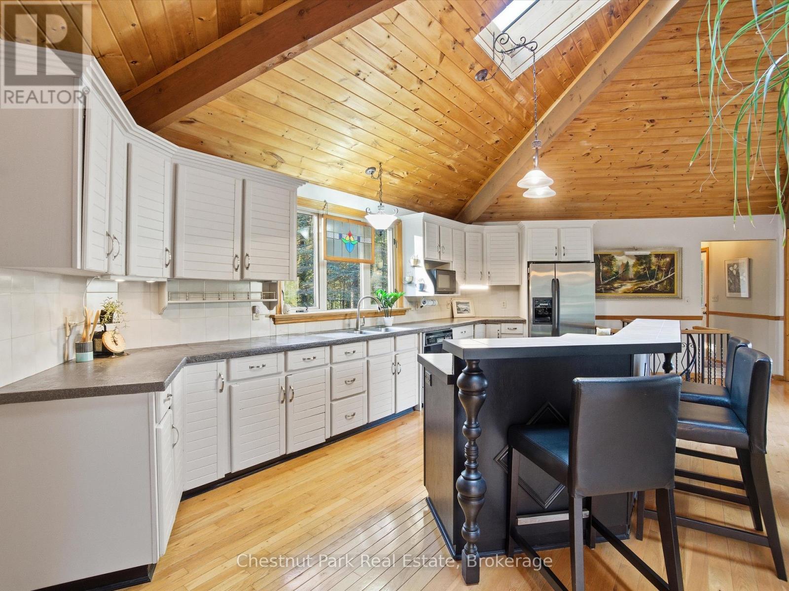 1077 Fairy Falls Road, Lake Of Bays (Mclean), Ontario  P0B 1A0 - Photo 15 - X12849558