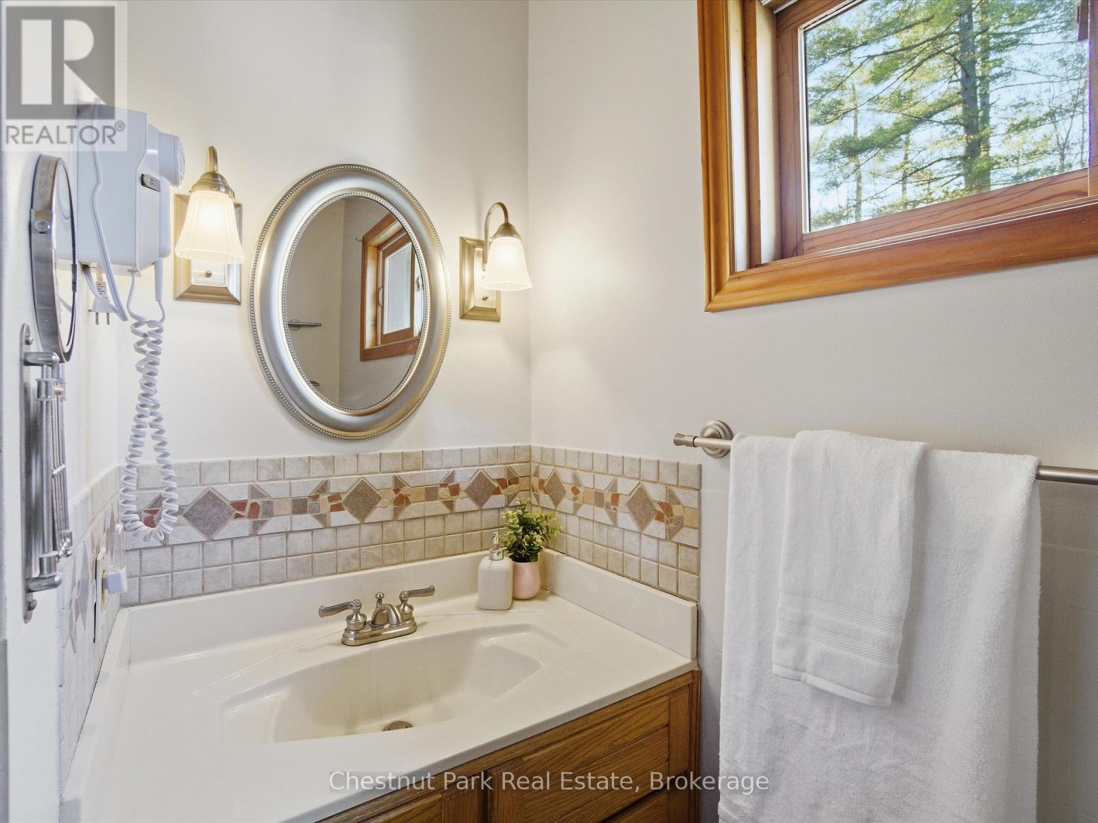 1077 Fairy Falls Road, Lake Of Bays (Mclean), Ontario  P0B 1A0 - Photo 18 - X12849558