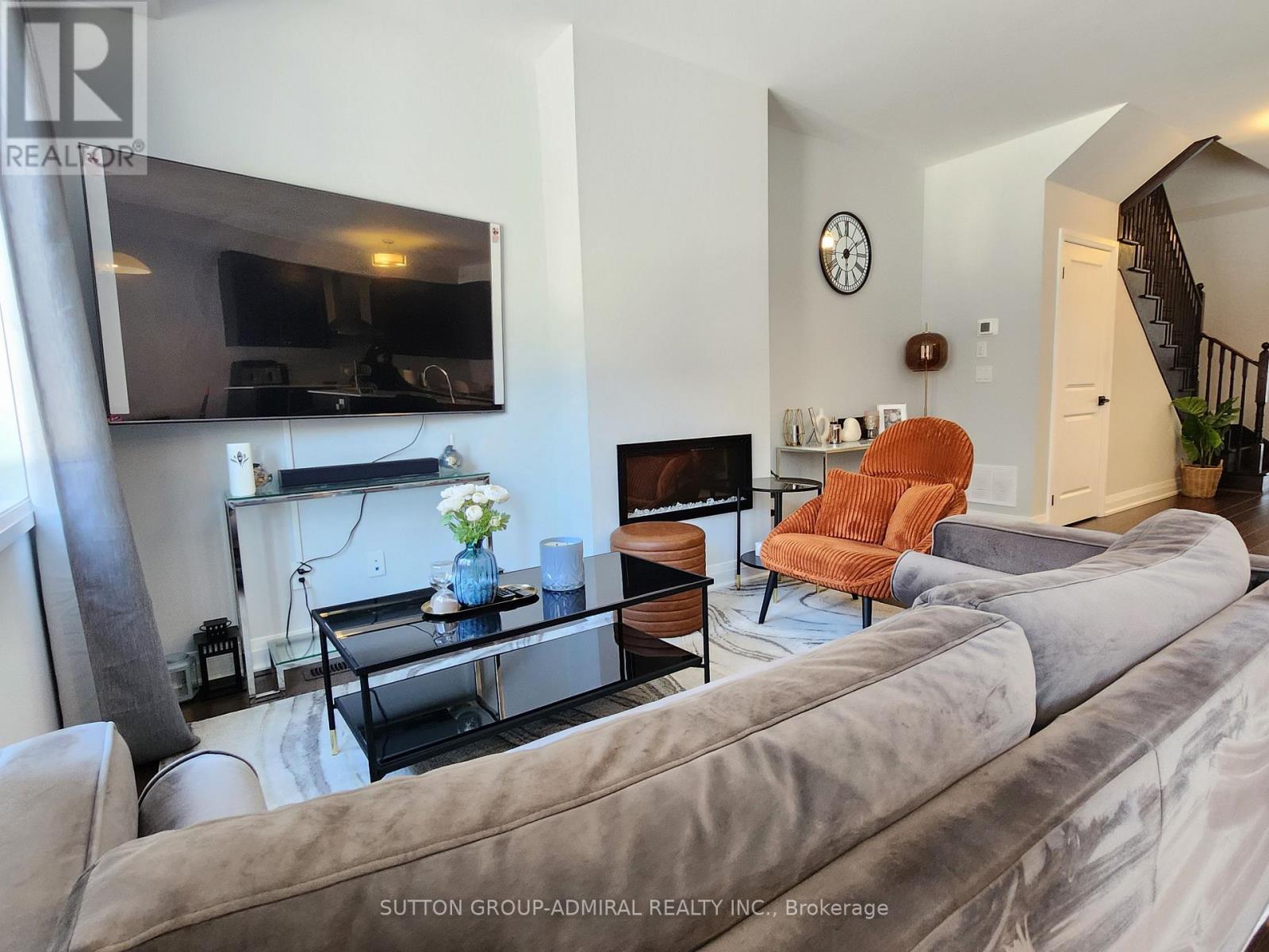 984 Crowsnest Hollow, Pickering, Ontario  L1X 0P4 - Photo 3 - E12849256