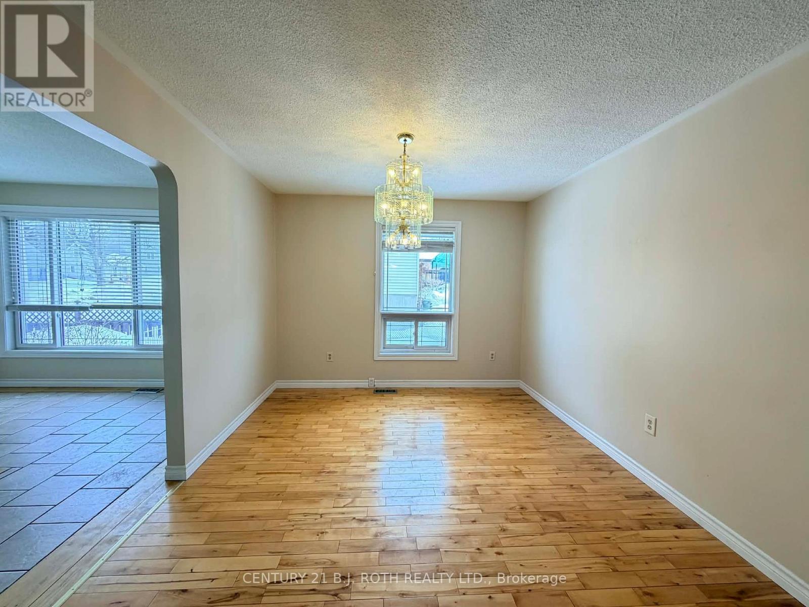 Main - 141 Gunn Street, Barrie (Wellington), Ontario  L4M 2H6 - Photo 5 - S12849434