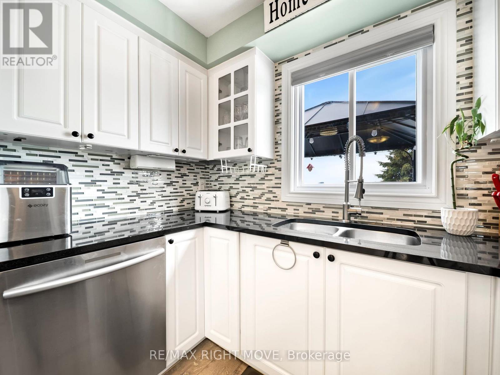 42 Sundew Drive, Barrie (Holly), Ontario  L4N 9L8 - Photo 10 - S12849642