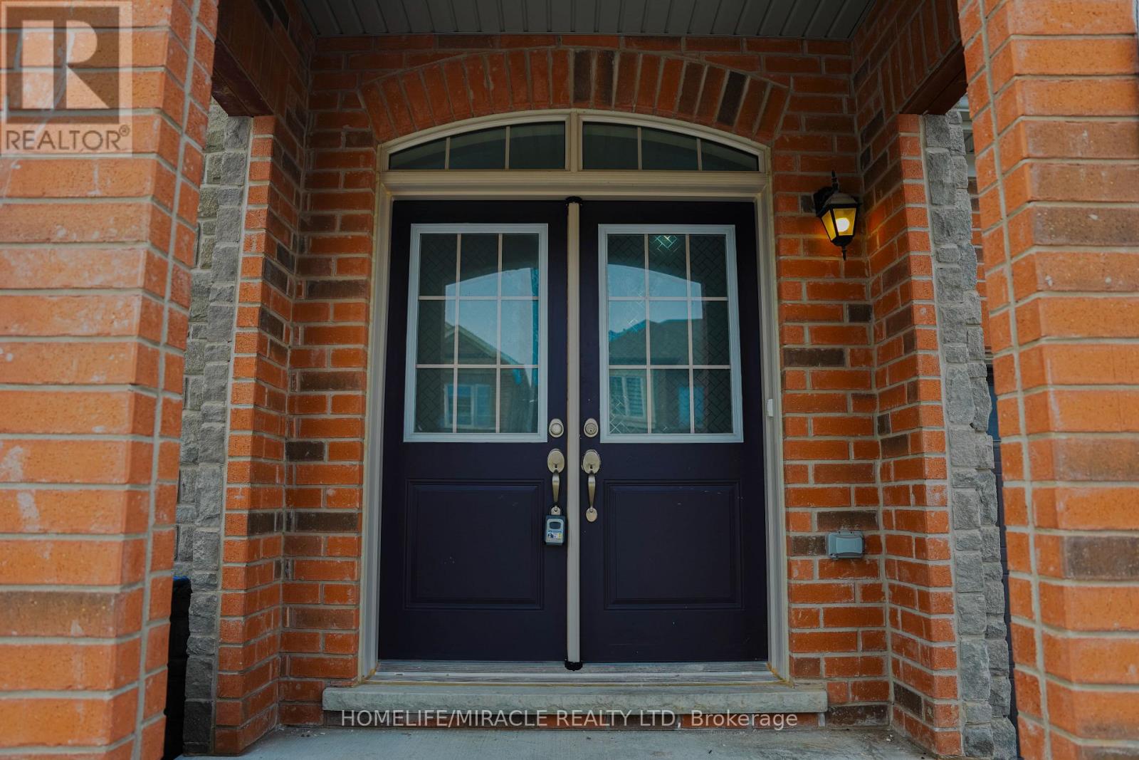 18 Truffle Court, Brampton, Ontario  L7A 5A6 - Photo 4 - W12849242