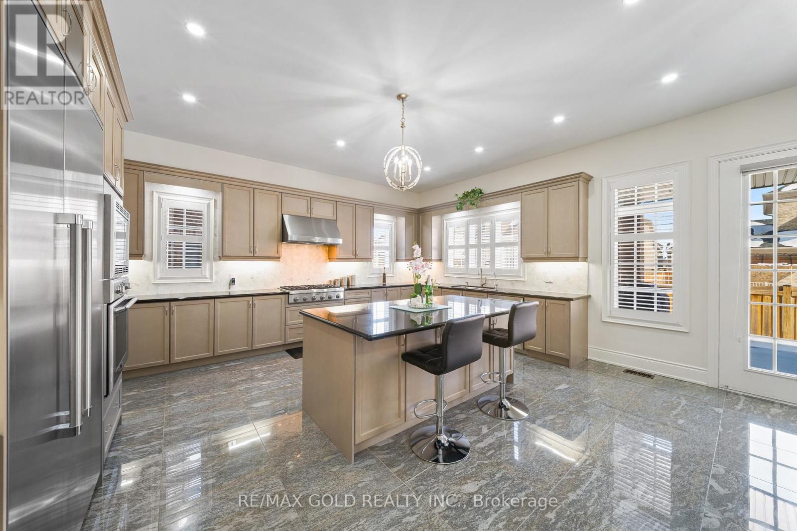 8 Markey Court, Brampton, Ontario  L6P 4L1 - Photo 18 - W12849302