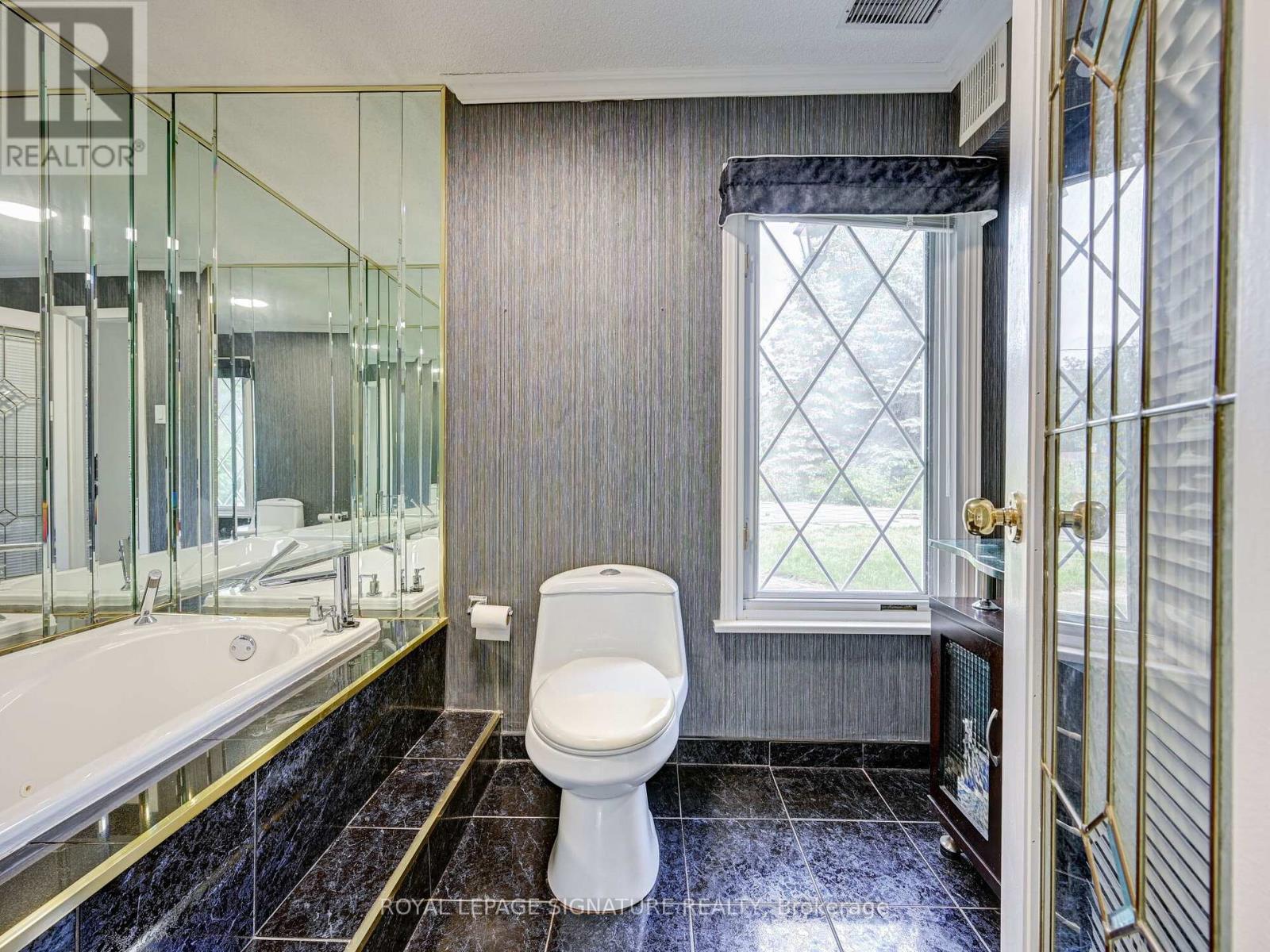 251 Third Line, Oakville, Ontario  L6L 4A2 - Photo 40 - W12849308