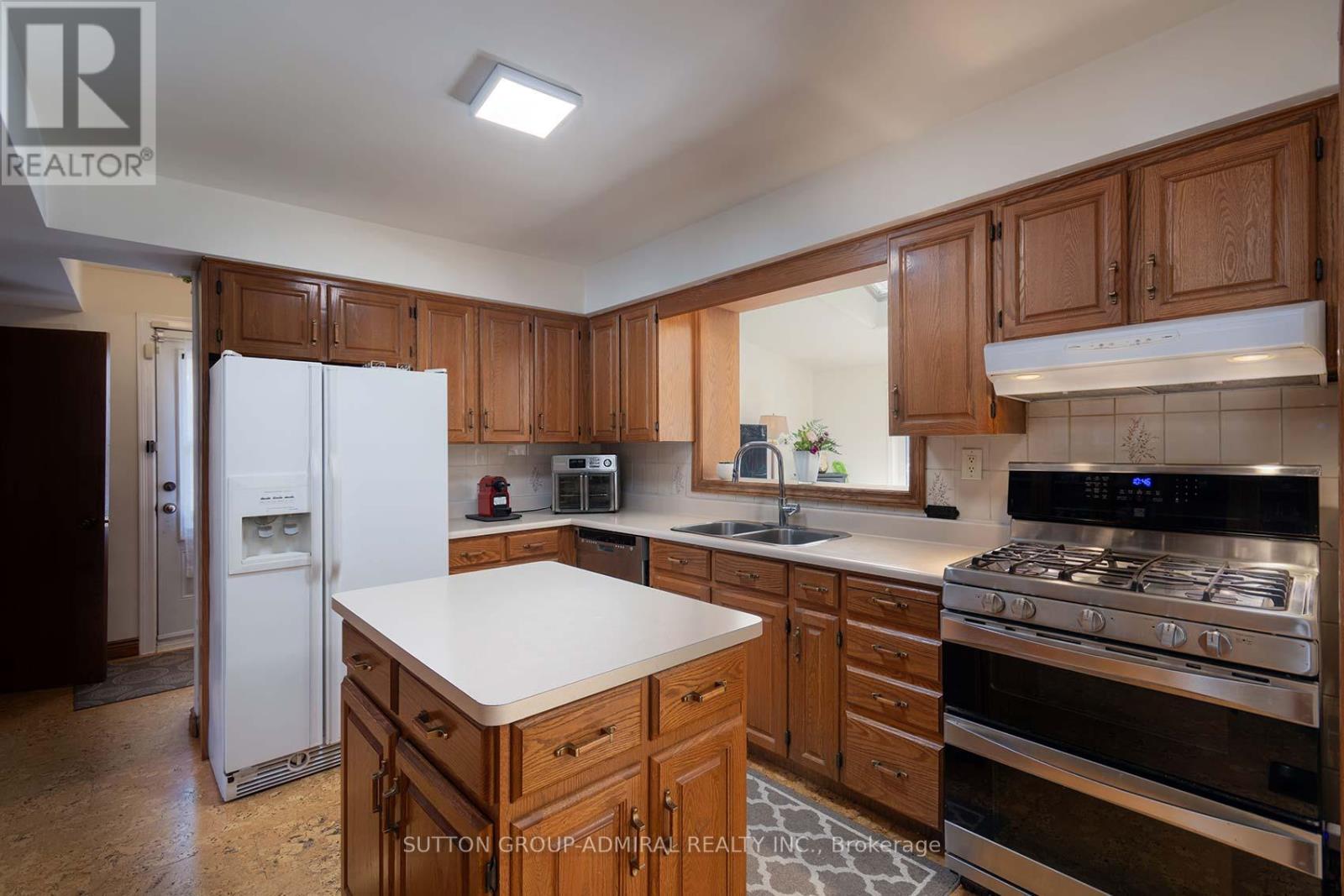 41 Hamptonbrook Drive, Toronto, Ontario  M9P 1A2 - Photo 13 - W12849358