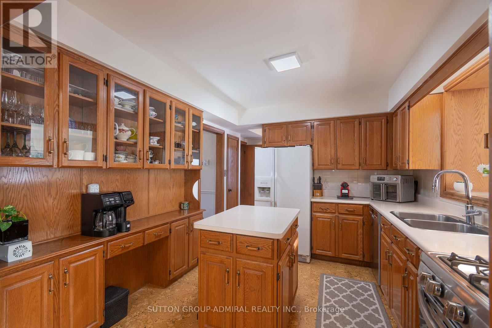 41 Hamptonbrook Drive, Toronto, Ontario  M9P 1A2 - Photo 14 - W12849358