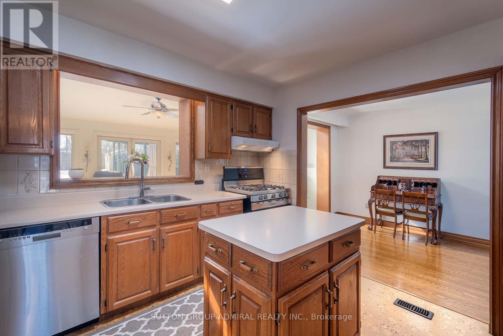 41 Hamptonbrook Drive, Toronto, Ontario  M9P 1A2 - Photo 15 - W12849358