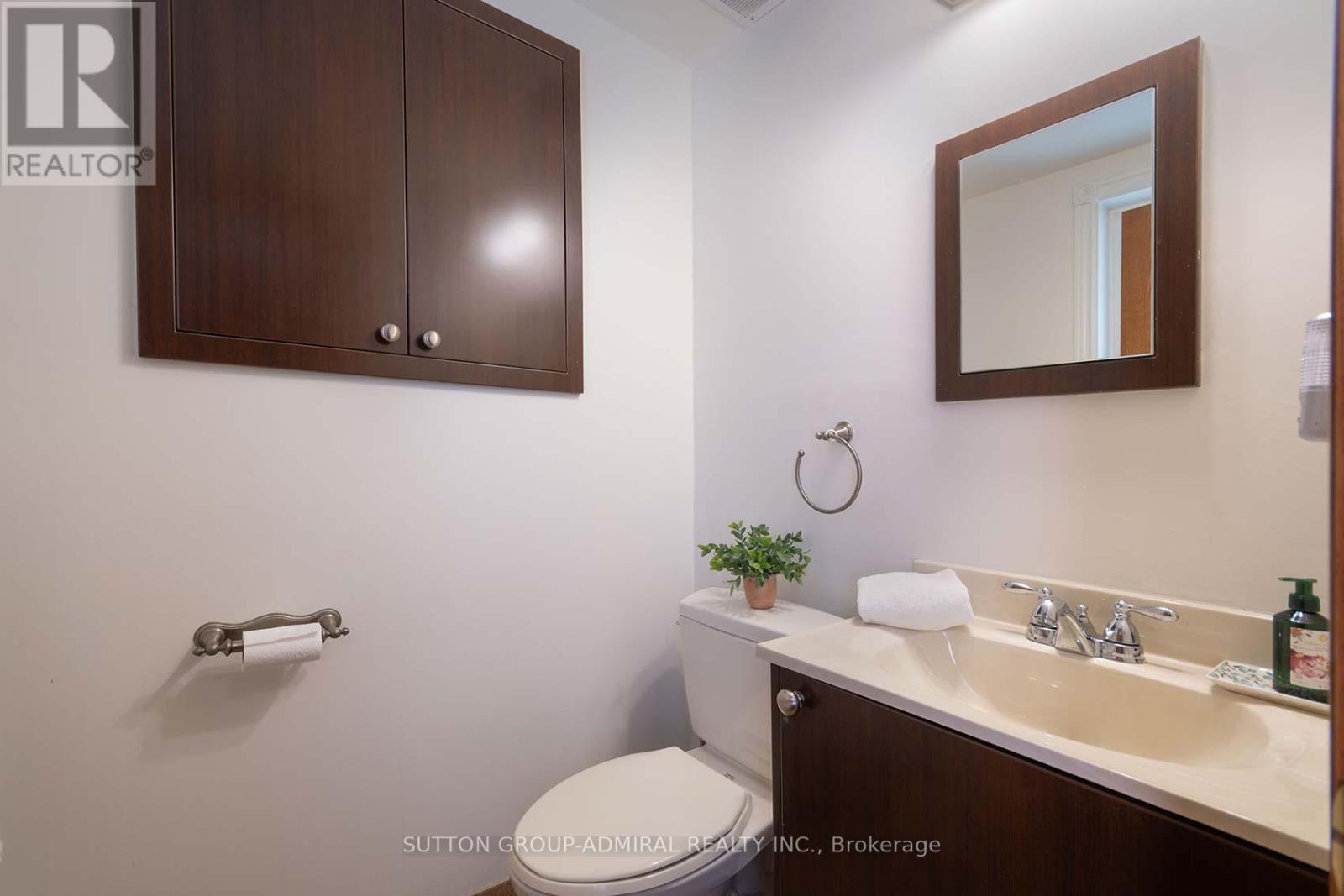 41 Hamptonbrook Drive, Toronto, Ontario  M9P 1A2 - Photo 19 - W12849358