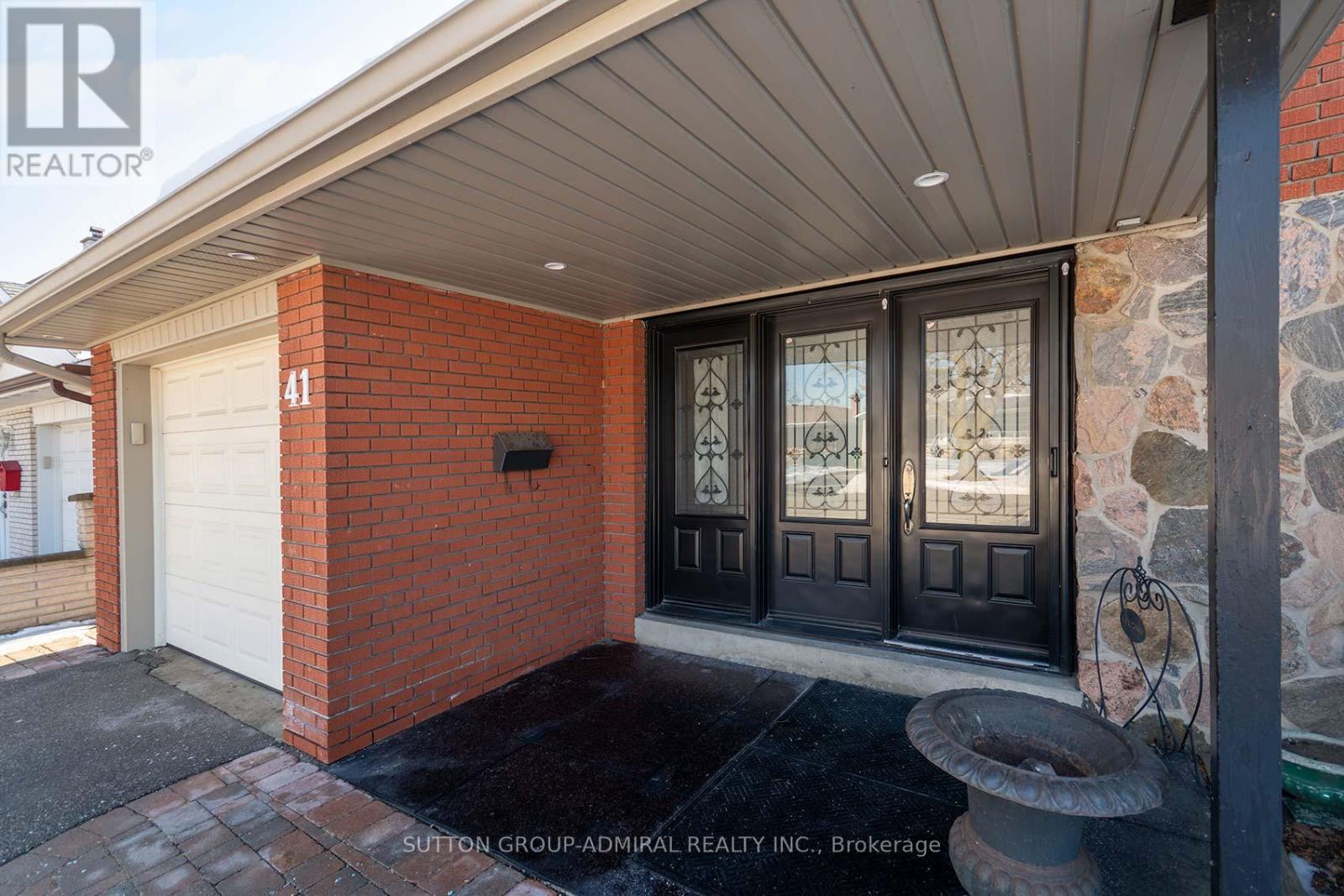 41 Hamptonbrook Drive, Toronto, Ontario  M9P 1A2 - Photo 3 - W12849358