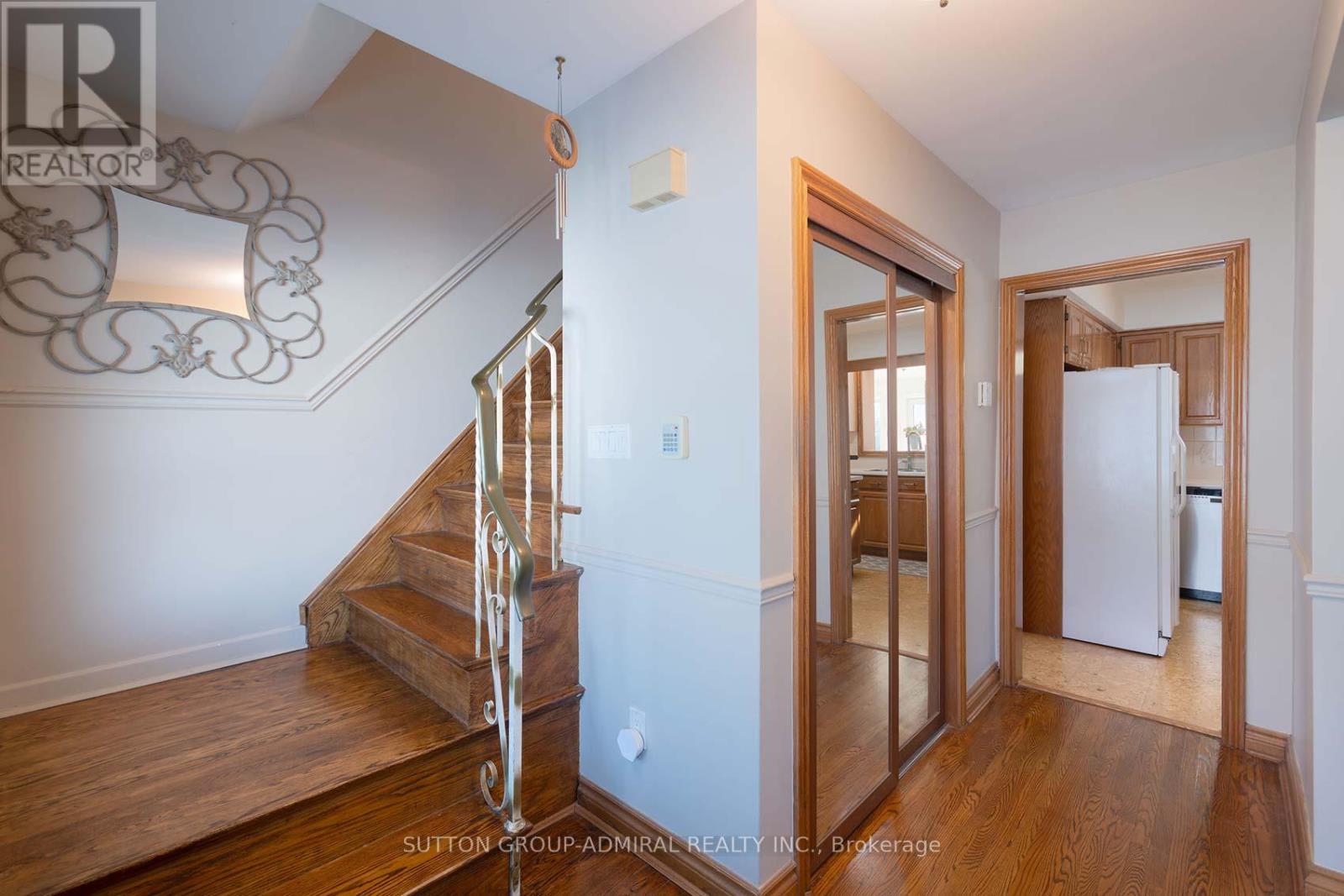 41 Hamptonbrook Drive, Toronto, Ontario  M9P 1A2 - Photo 8 - W12849358