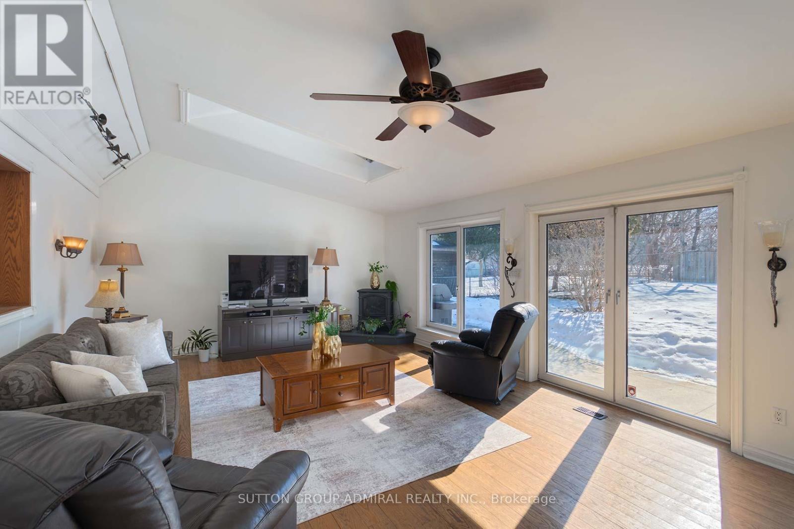 41 Hamptonbrook Drive, Toronto, Ontario  M9P 1A2 - Photo 9 - W12849358