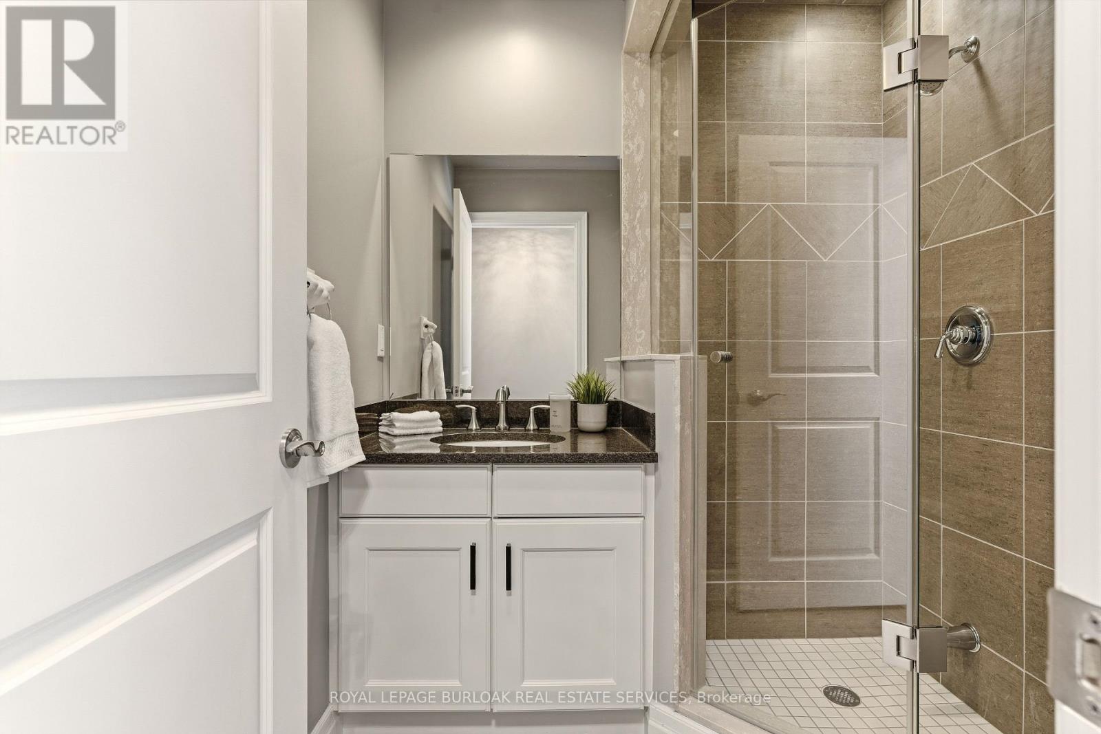 804 - 360 Pearl Street, Burlington, Ontario  L7R 1E1 - Photo 3 - W12849368