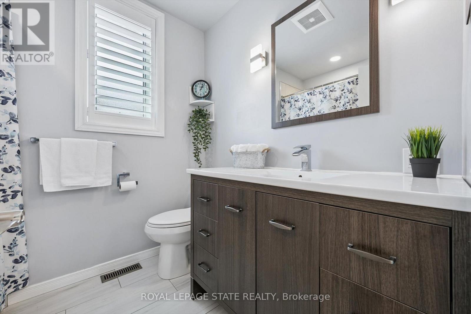 70 Westleigh Crescent, Toronto, Ontario  M8W 3Z7 - Photo 15 - W12849396